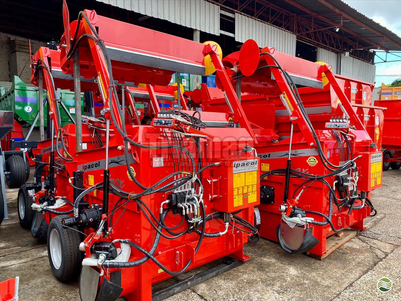 IMPLEMENTOS AGRICOLAS VAGAO FORRAGEIRO VAGÃO MISTURADOR AUTOCARREGÁVEL Triamaq Tratores UBERLANDIA MINAS GERAIS MG